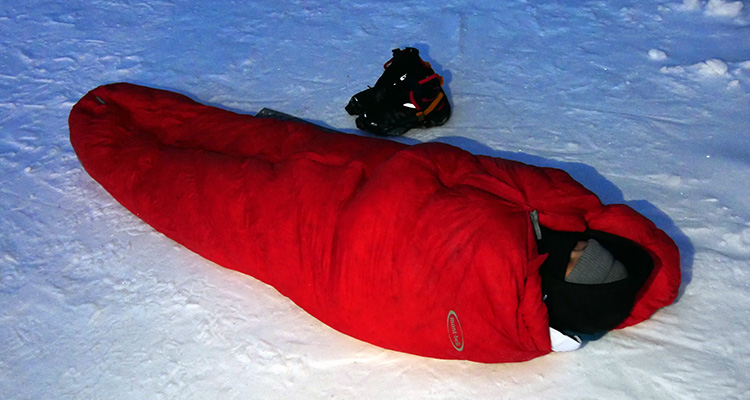 真冬の北海道・トマムで震えながら寝袋で野宿したり、装備品をチェックするヤハラ